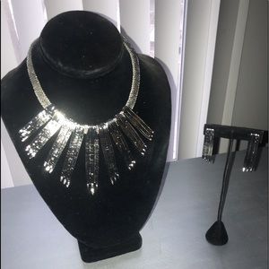 Gorgeous silver necklace and earrings!!